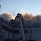 [Einsatz] Brand am Dach eines Industriegebäudes