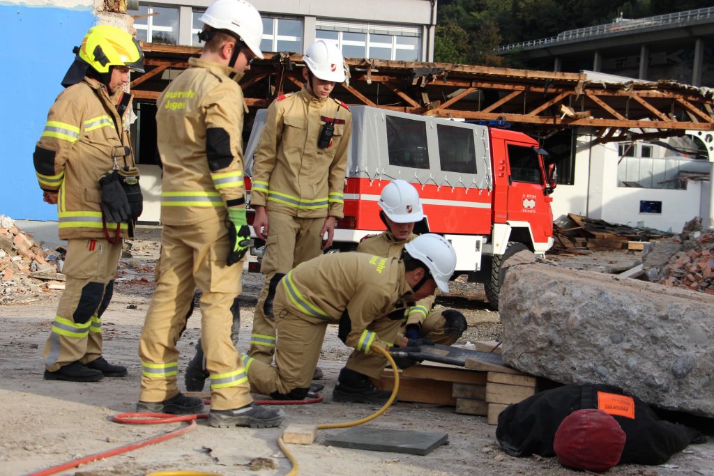 Jugendfeuerwehr am Hafen in Innsbruck mit eingeklemmter Person