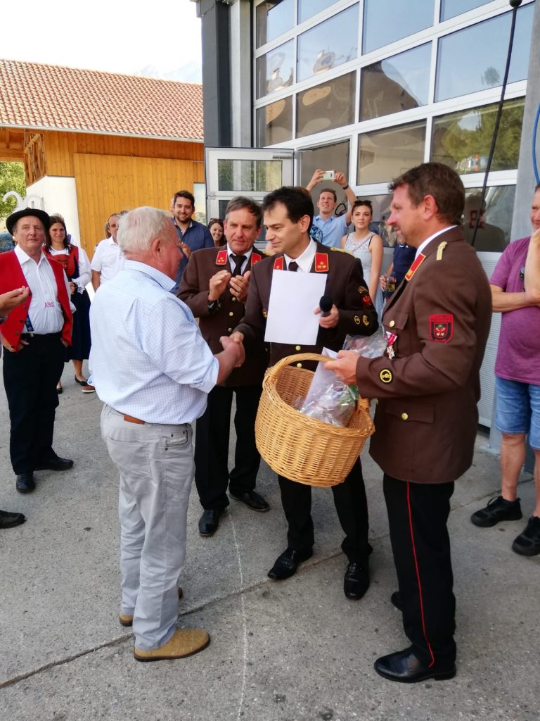 Übergabe Geschenkkorb an Siggi Schneider durch Harald Prader Jun., Herbert Zavadil und Peter Pfeifer