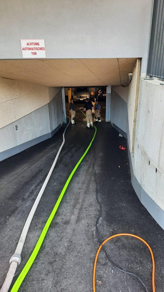 Mitglieder der FF Wilten stehe in einer Garage am Prämonstratenserweg